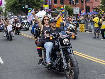 ΗΠΑ: Δεκάδες χιλιάδες Αμερικανοί συμμετείχαν στο Pride της Νέας Υόρκης, αψηφώντας τον Τραμπ