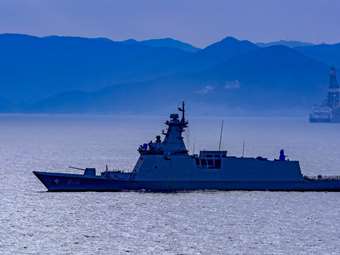 Το ινδικό Πολεμικό Ναυτικό λέει πως το πλήρωμα του πλοίου που δέχθηκε επίθεση στον Κόλπο του Άντεν είναι ασφαλές