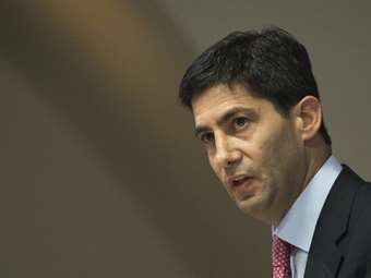 Κέβιν Γουόρς: Ο Τραμπ ήθελε "περιστέρι" στη Fed και επέλεξε "γεράκι"