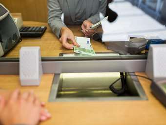 Επέστρεψαν στα επίπεδα του 2011 οι καταθέσεις των νοικοκυριών