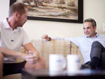 Ο Κ. Μητσοτάκης επισκέφθηκε δικαιούχο του προγράμματος κατ’ οίκον παράδοσης φαρμάκων