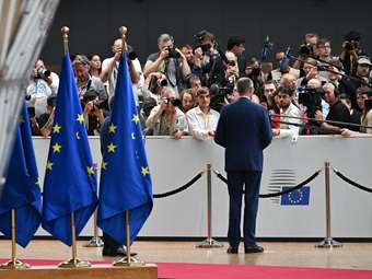 Politico: Διχόνοια στην ΕΕ εν όψει της προθεσμίας Τραμπ - Τι ζητούν τα στρατόπεδα Μερτς-Μελόνι και Μακρόν-Σάντσεθ