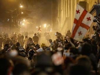 Γεωργία: Νέα νύχτα μαζικών διαδηλώσεων με την πολιτική κρίση να συνεχίζεται αμείωτη