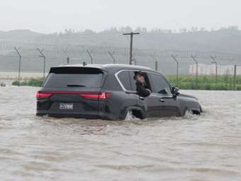 Βόρεια Κορέα: Με πολυτελές SUV ο δικτάτορας Kim Jong Un πήγε στις πλημμύρες