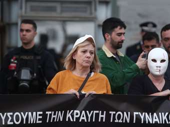 Γυναικοκτονία 28χρονης: Συγκέντρωση διαμαρτυρίας έξω από το αστυνομικό τμήμα Αγίων Αναργύρων
