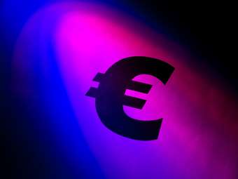 Γιατί πέφτει το ευρώ - Τι σημαίνει για την ελληνική οικονομία