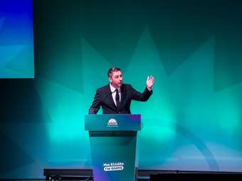 Οι δημοσκοπήσεις πληγώνουν το ΠΑΣΟΚ- Πυκνώνουν τα μηνύματα σε Αδρουλάκη