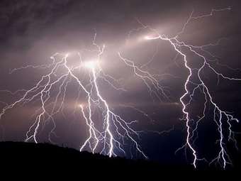 Καταιγίδες και φωτιές από κεραυνούς στην Αττική - Στον Άγιο Στέφανο το μεγαλύτερο ύψος βροχής