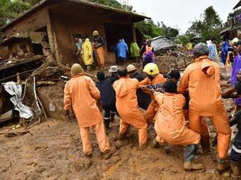 Ινδονησία: Έξι νεκροί και 17 αγνοούμενοι από κατολίσθηση στην Κεντρική Ιάβα