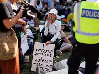 Βρετανία: Σχεδόν 500 συλλήψεις, ακόμη και αναπήρων, σε νέα κινητοποίηση της εκτός νόμου Palestine Action