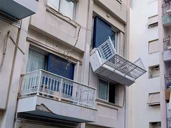 Κατέρρευσε μπαλκόνι στο Λαύριο