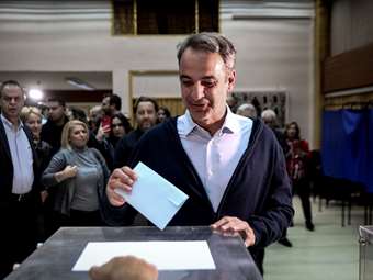 Εκλογές ΝΔ: Ψήφισε ο Κυριάκος Μητσοτάκης μαζί με τον γιο του – Ικανοποιημένος για τη μεγάλη συμμετοχή