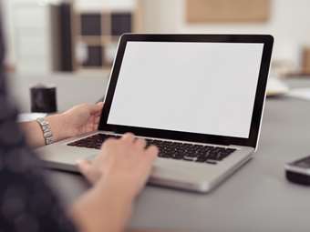 Πρόγραμμα 6,8 εκατ. ευρώ για Ψηφιακή Ενδυνάμωση ατόμων άνω των 65 ετών και ΑμεΑ