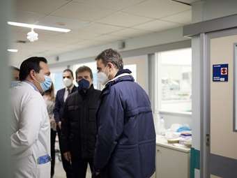 Επίσκεψη Μητσοτάκη στη νέα ΜΑΦ για αγγειακά εγκεφαλικά επεισόδια στο "Αττικόν"