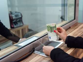 Τι φέρνει σε δάνεια και καταθέσεις η νέα μείωση επιτοκίων της ΕΚΤ