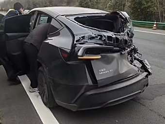 Τρομακτική σύγκρουση φορτηγού με το νέο Tesla Model Y (video)
