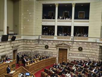 Βουλή: Μέλη της ΝΕΑΡ πέταξαν τρικάκια κατά την έναρξη της ομιλίας του Κ. Μητσοτάκη