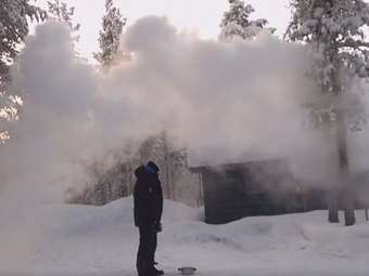 Φινλανδία: Οι πολικές θερμοκρασίες παγώνουν ακόμα και το βραστό νερό όταν πετιέται στον αέρα
