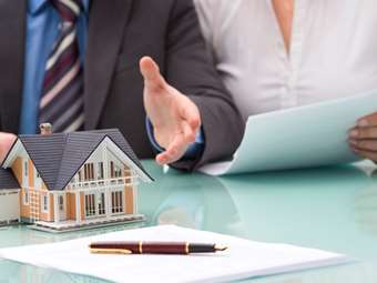 Διπλό μπλόκο της εφορίας στα ακίνητα