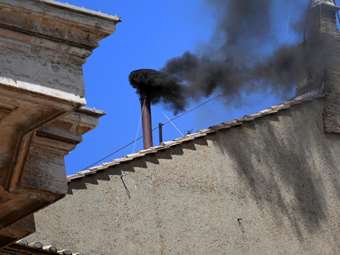 Βατικανό: Άκαρπες οι πρωινές ψηφοφορίες στο κονκλάβιο των καρδιναλίων για την εκλογή του νέου ποντίφικα