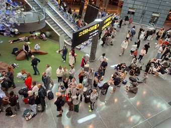 Χάος για χιλιάδες εγκλωβισμένους επιβάτες σε Ντόχα και Ντουμπάι - Ουρές που φθάνουν τα 200 μέτρα