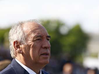 Γαλλία: Εντείνονται οι πολιτικές διαβουλεύσεις στη σκιά του κινδύνου ακυβερνησίας