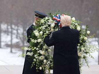 ΗΠΑ: Ο Ντόναλντ Τραμπ και ο Τζέι Ντι Βανς κατέθεσαν στεφάνι στον τάφο του Άγνωστου Στρατιώτη