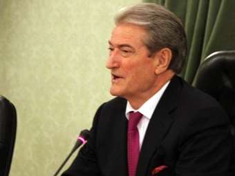 Αλβανία: Συγκέντρωση οπαδών του Μπερίσα έξω από τη Βουλή