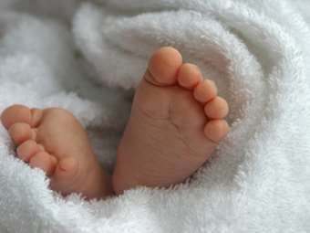 Διέφυγε τον κίνδυνο το βρέφος δίπλα στο οποίο ο πατέρας έκανε χρήση ναρκωτικών ουσιών στην Αχαρνών