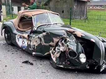 Υπέροχη Jaguar ΧΚ120 του 1948 διαλύθηκε σε τρακάρισμα και έφταιγε το κινητό