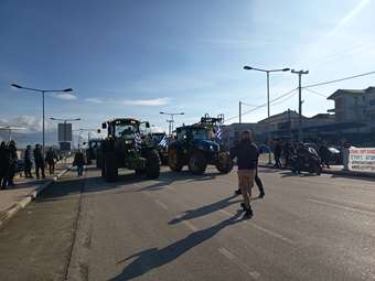 Κλιμακώνουν τις κινητοποιήσεις τους οι αγρότες - Νέα μπλόκα σε όλη τη χώρα - Στο "χορό" σήμερα και η Κρήτη