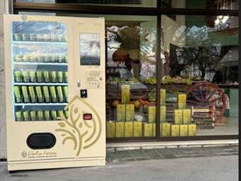 Achaean Land: Ελαιόλαδο με το πάτημα ενός κουμπιού από αυτόματους πωλητές