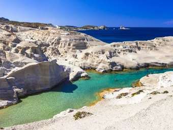 Ανακλήθηκε μετά τις αντιδράσεις οικοδομική άδεια για ανέγερση ξενοδοχείου στo Σαρακήνικο της Μήλου