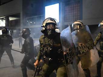 Δεκατέσσερις τραυματισμοί στα επεισόδια στο Υπουργείο Κλιματικής Κρίσης, τέσσερις προσαγωγές