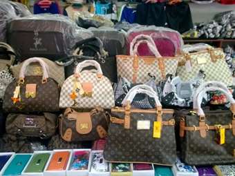 Εκμεταλλευόμενοι το χάος των δασμών, Κινέζοι πωλούν στο Tiktok απομιμήσεις προϊόντων πολυτελείας