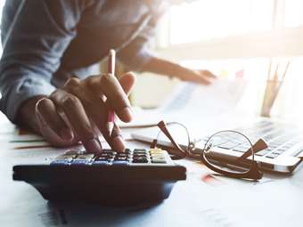 Τα δύο παράπλευρα σενάρια της μείωσης των εισφορών