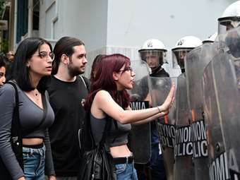 Σε εκκένωση της Νομικής από καταληψίες και σε προσαγωγές προχώρησε η αστυνομία