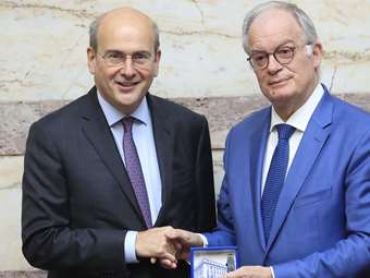 Προϋπολογισμός 2025: Υψηλό πλεόνασμα, ελαφρύνσεις και ενισχύσεις 1,1 δισ. ευρώ, αύξηση επενδύσεων 8,4%