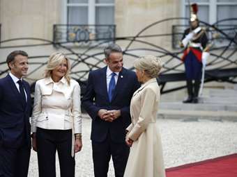 Στη δεξίωση του Εμ. Μακρόν προς τιμήν των ξένων ηγετών παρέστη ο πρωθυπουργός Κ. Μητσοτάκης