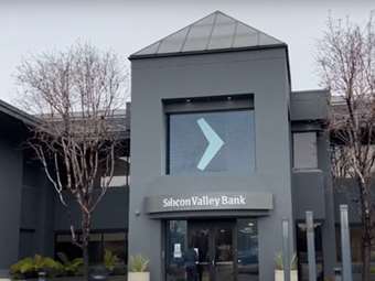 FT: Η SVB εξακολουθεί να βλέπει εκροές μετά την εξαγορά της First Citizens
