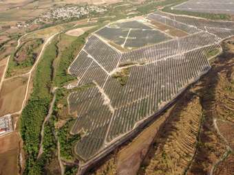 AVAX: Σύμβαση €42,9 εκατ. με ΔΕΗ Ανανεώσιμες για φωτοβολταϊκό σταθμό 125MW στη Μεγαλόπολη