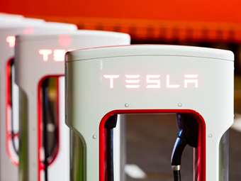 Ουρές από Tesla που περιμένουν να φορτίσουν-Δείτε πού και γιατί