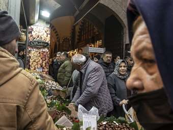 Τουρκία: Στις 9.500 λίρες το όριο πείνας μιας οικογένειας με τον κατώτατο μισθό στις 8.500 λίρες