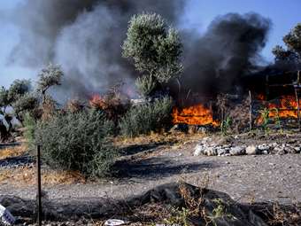 Μυτιλήνη: Καθαρίζεται η καμένη έκταση του πρώην ΚΥΤ της Μόριας