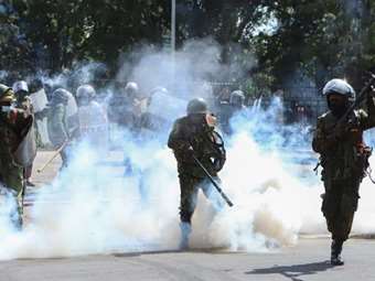 Κένυα: Πυρά της αστυνομίας κατά του πλήθους στο λαϊκό προσκήνυμα για τον Ράιλα Οντίνγκα - Τουλάχιστον 4 νεκροί, δεκάδες τραυματίες