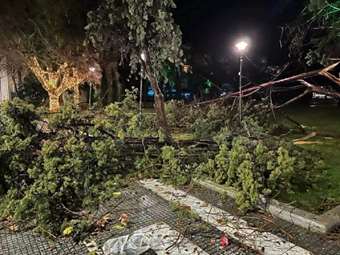 Αλεξανδρούπολη: Ανεμοστρόβιλος με ριπές ταχύτητας ως 155 χλμ. σάρωσε το κέντρο της πόλης προκαλώντας μεγάλες ζημιές