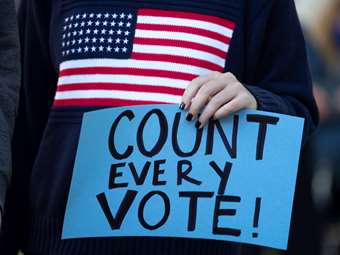 Μόνο η Μισέλ Ομπάμα θα είχε τύχη απέναντι στον Τραμπ, σύμφωνα με δημοσκόπηση