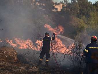 Αντιπολίτευση: Στο στόχαστρο Μητσοτάκης και "επιτελικό κράτος", μετά τις φωτιές