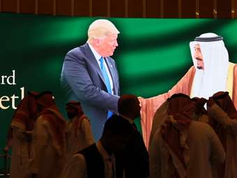 Στη Σαουδική Αραβία ο Τραμπ - Οι φιλοδοξίες για επενδύσεις 1 τρισ. δολ. και οι συμφωνίες που τίθενται στο τραπέζι