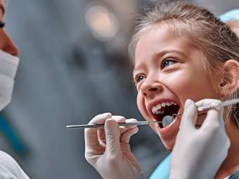 Δωρεάν οδοντιατρική δράση για παιδιά ευάλωτων οικογενειών στον δήμο Αθηναίων